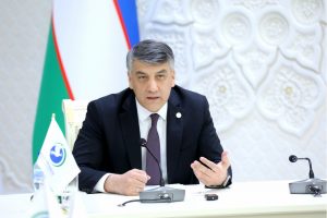 «Jennifer Lopezga qanday kiyinishni o‘rgatmaganimizdek, e’tiqodli ayol vatandoshlarimizga ro‘molni qanday o‘rashni o‘rgatishni va pasportga ro‘molini yechib tushishga majburlashni to‘xtatish kerak», Alisher Qodirov