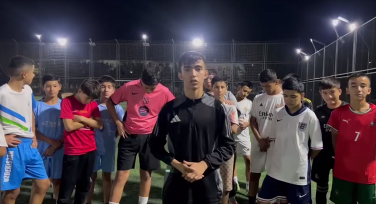Navoiydagi 2-sport maktabi: mashg’ulotchilarga yo’q, pullik mijozlarga bor «chiroqlar»