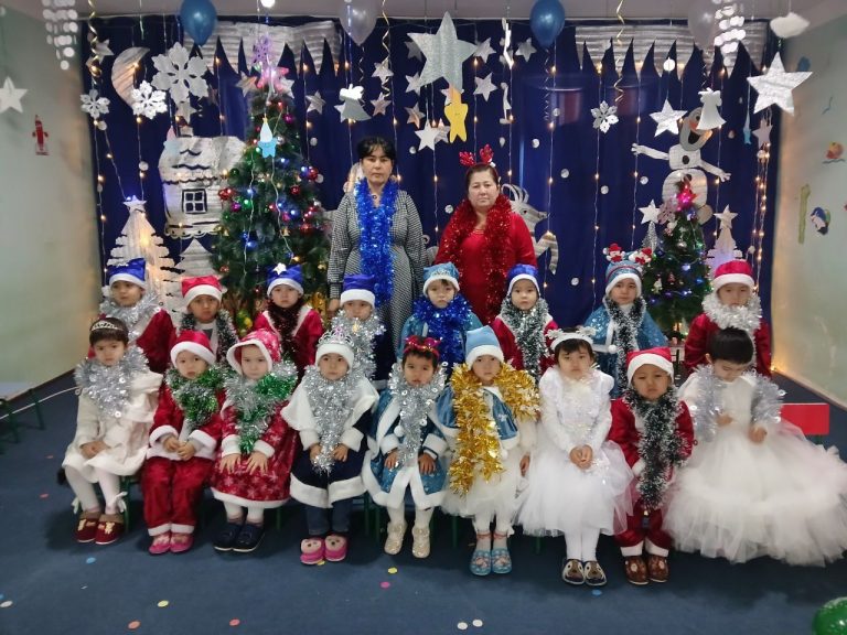 Yangi yil bolajonlar davrasida