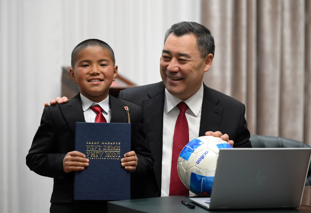 &laquo;Men ham yarim metr, ba’zan metrga yetadigan qorni yorib maktabga borganman&raquo;, – Sadir Japarov beligacha qor kechib maktabga borayotgan bolakayni shaxsan qabul qildi